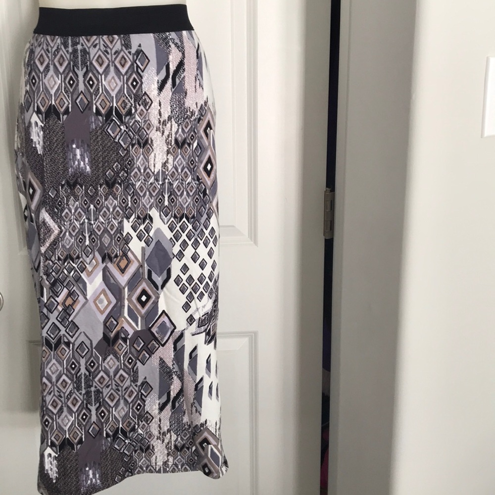 Like new diamond print stretchy long pencil skirt
